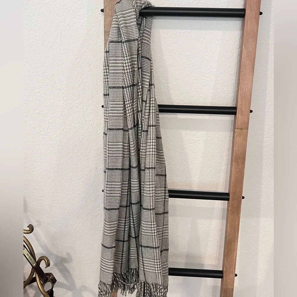 Elegant Black and White Checkered Throw Blanket